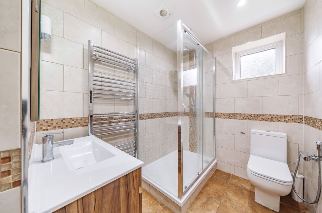 Property photo 3 of 12 Ensuite