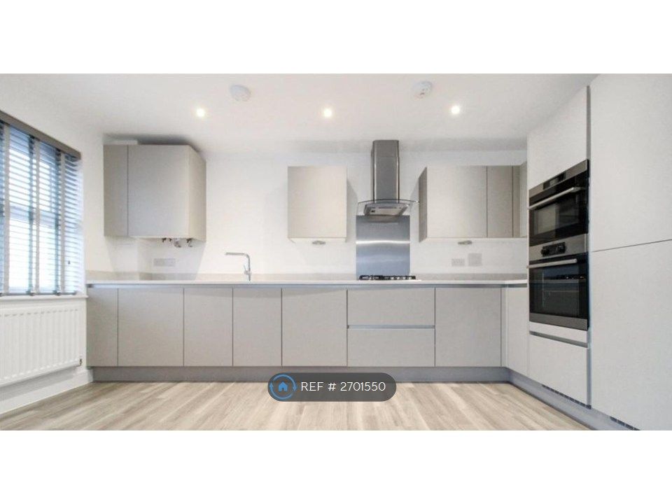 Property photo 3 of 8 Kitchen