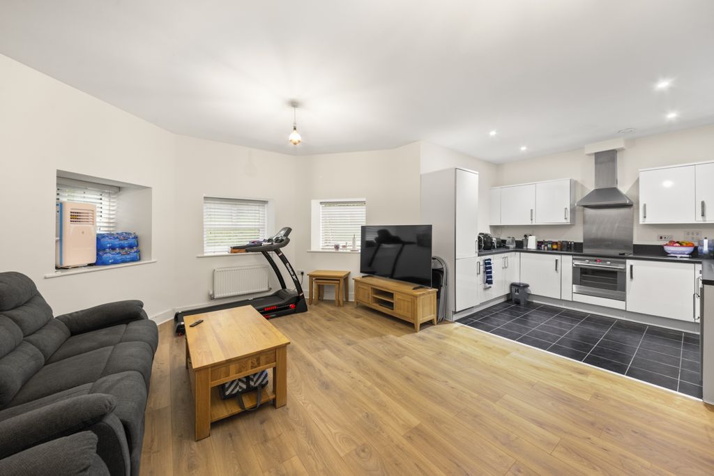 Property photo 1 of 9 Photo 5