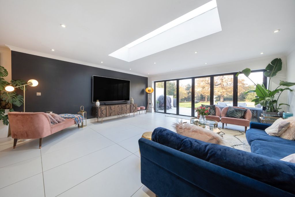 Property photo 2 of 23 Living Room