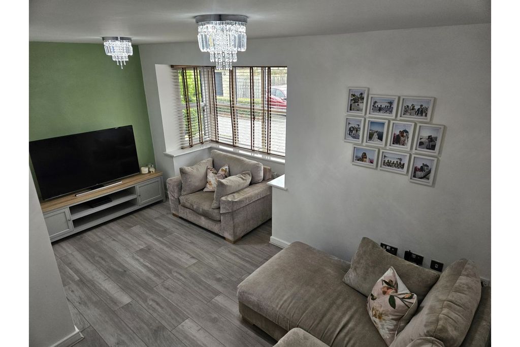 Property photo 3 of 18 Lounge