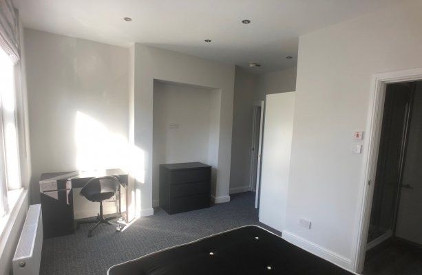 Property photo 3 of 12 Bright, Neutrally Decorated Double Bedroom With A ...