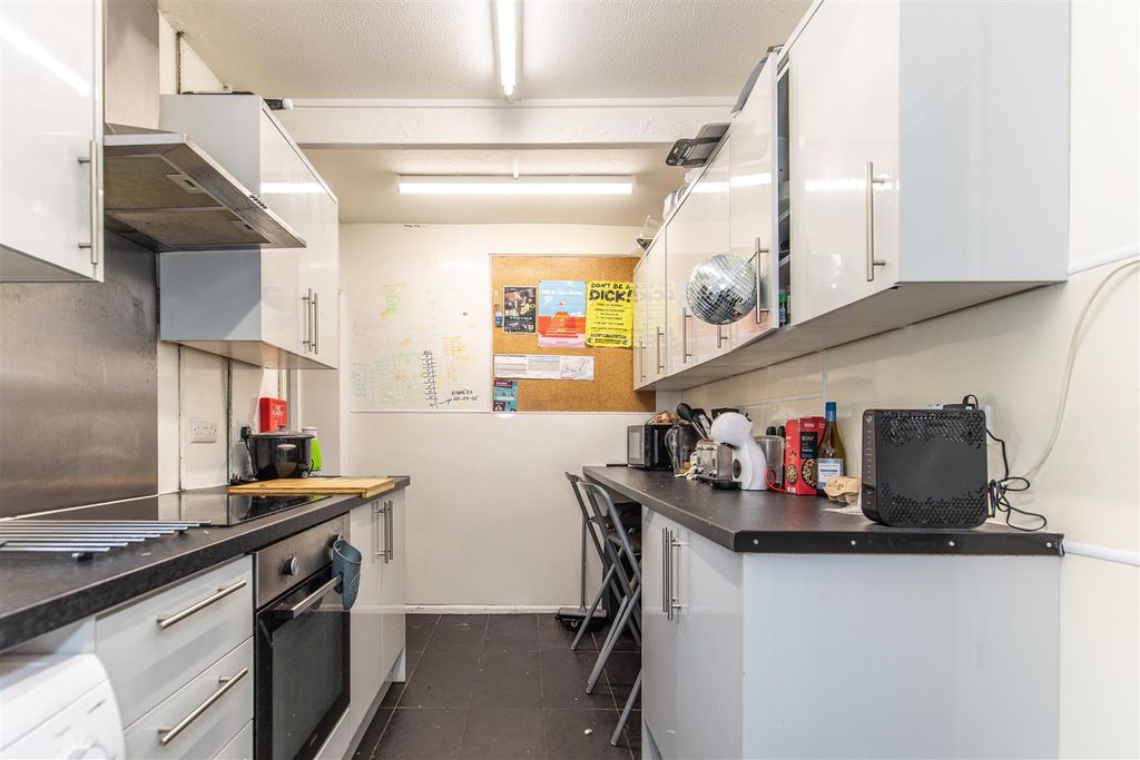 Property photo 2 of 11 Kitchen