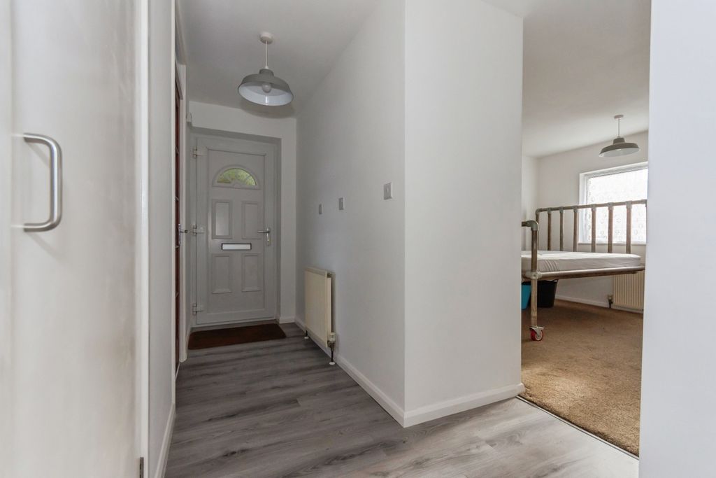 Property photo 3 of 17 Enterance Hall