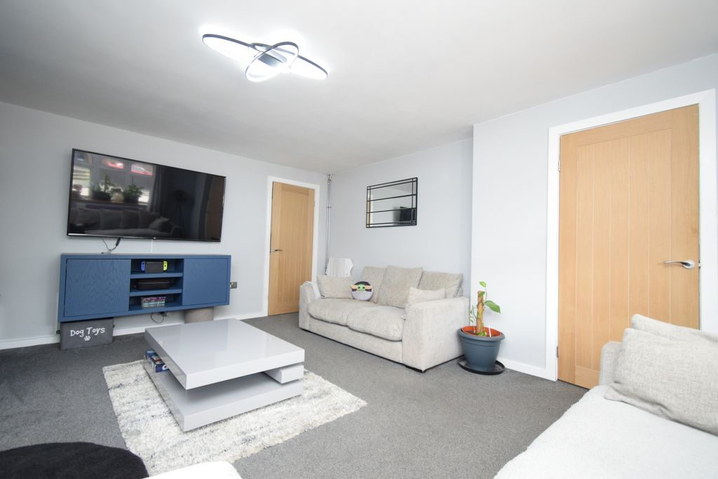 Property photo 3 of 18 Gallery