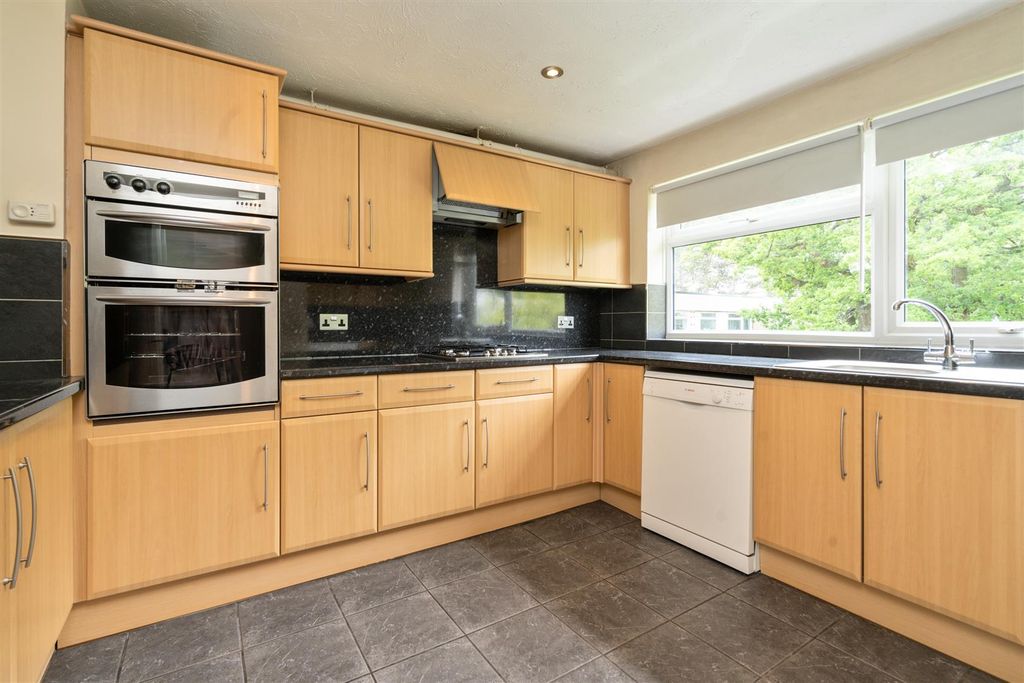 Property photo 3 of 10 8 Dingle Lane_1.Jpg