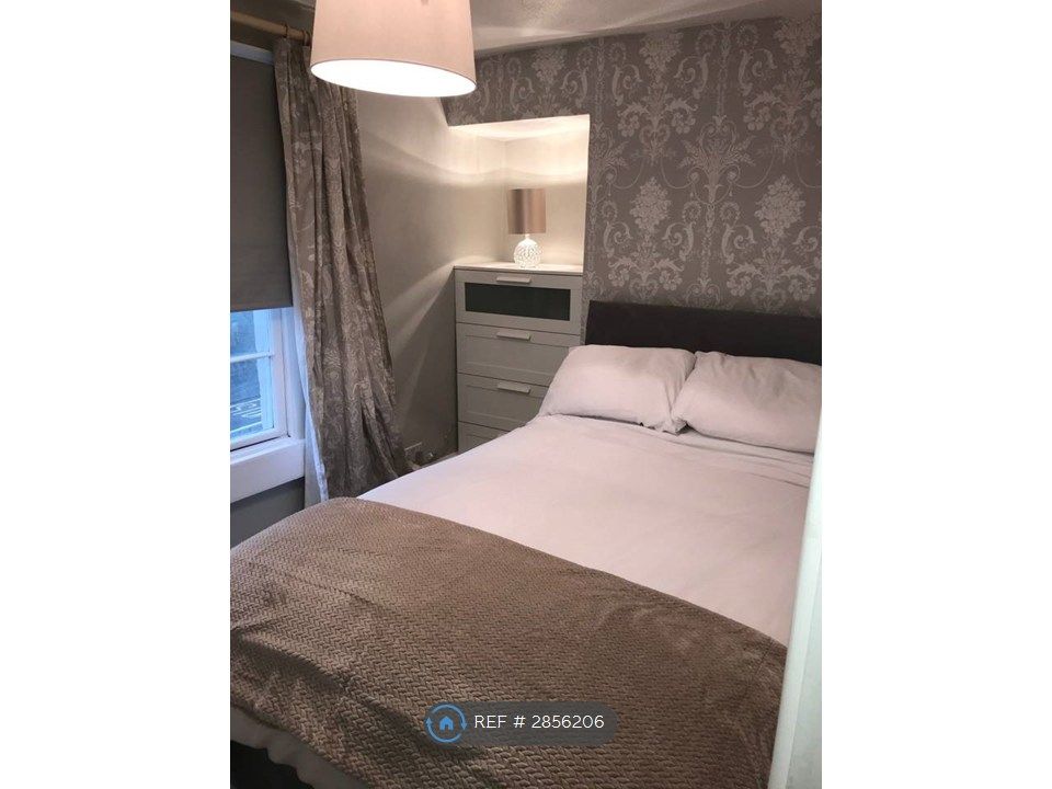 Property photo 3 of 6 Bedroom