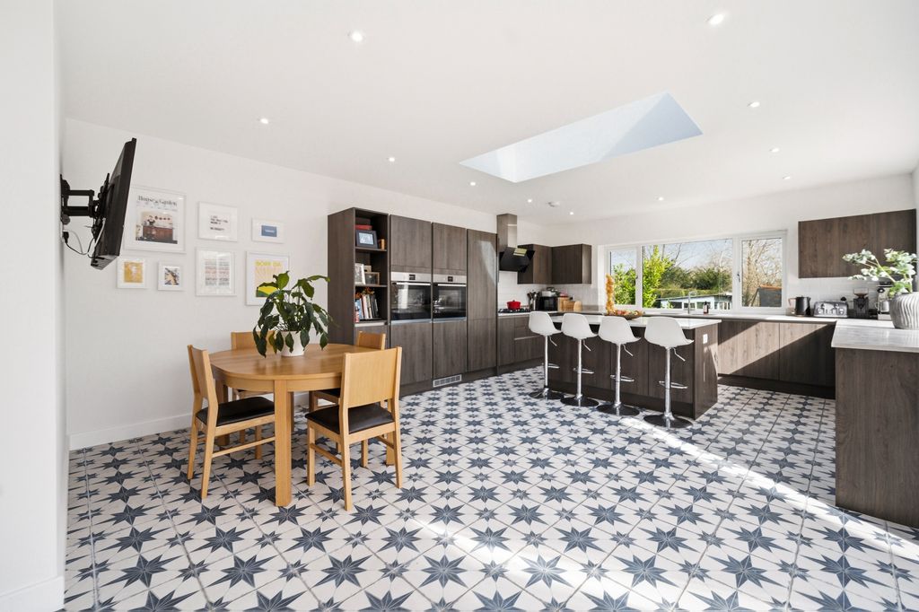 Property photo 2 of 31