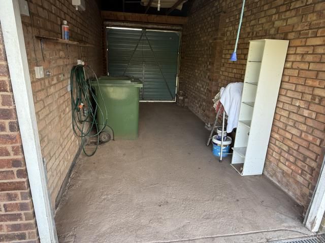 Property photo 2 of 11 Garage
