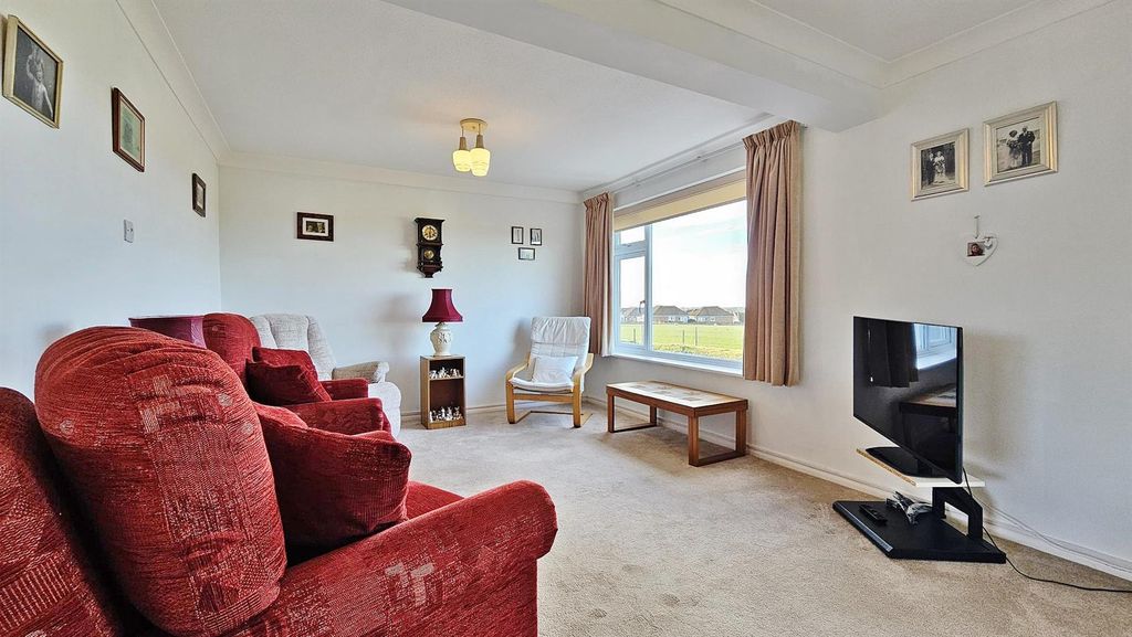 Property photo 3 of 26 Lounge/Diner