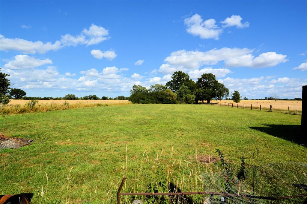 Property photo 2 of 30 Cliffe Paddock.Jpg