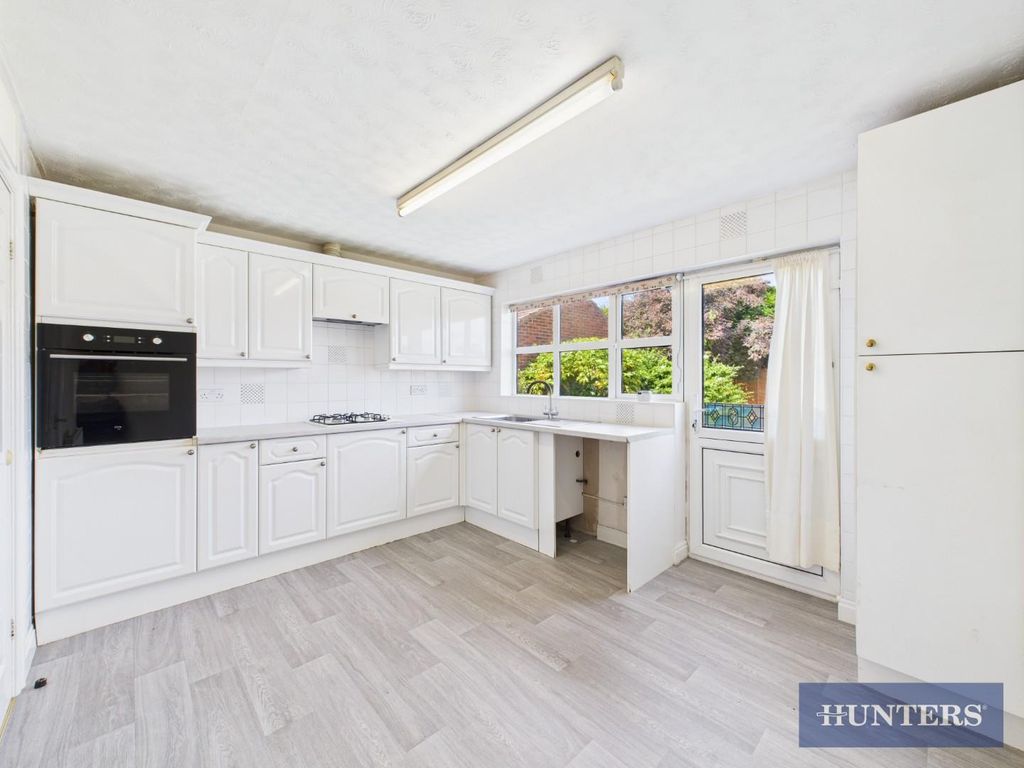 Property photo 3 of 11 Kitchen