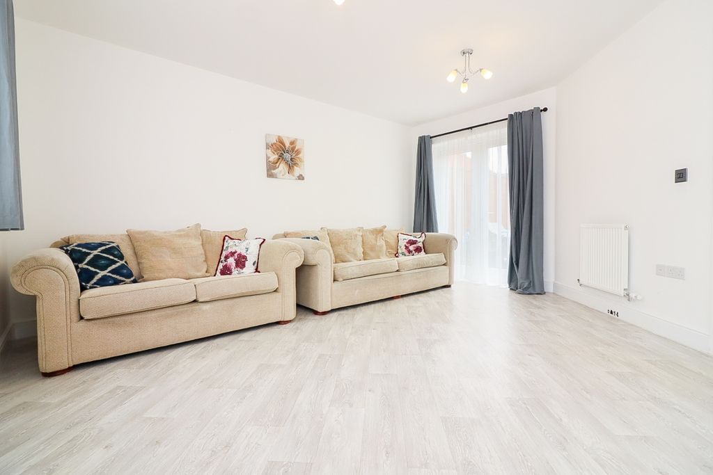 Property photo 2 of 37 Image00020