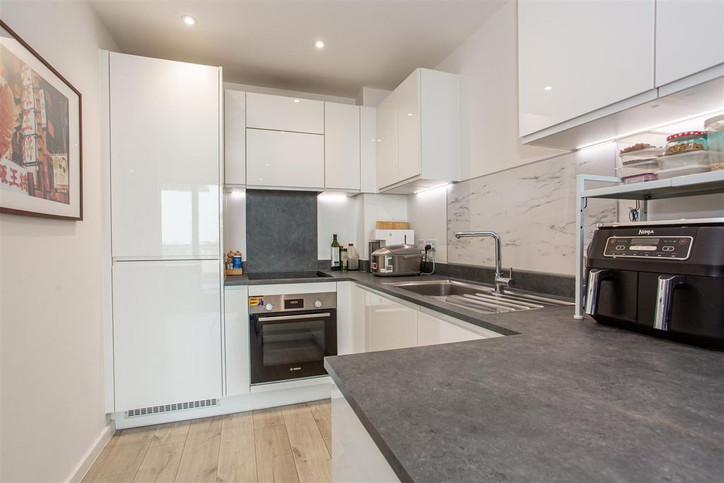 Property photo 3 of 9 Kitchen