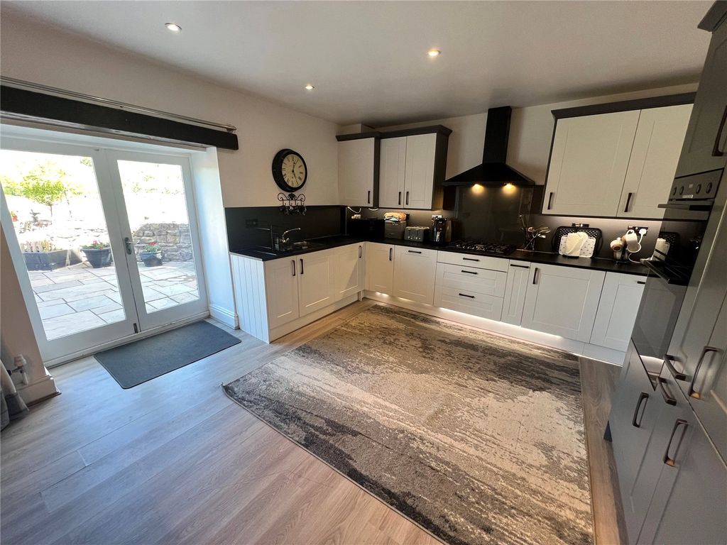 Property photo 2 of 11 Dining Kitchen