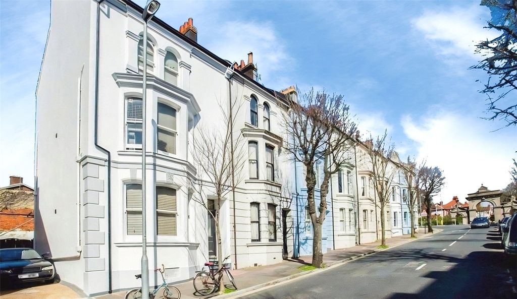 Property photo 1 of 6 Egremont Place