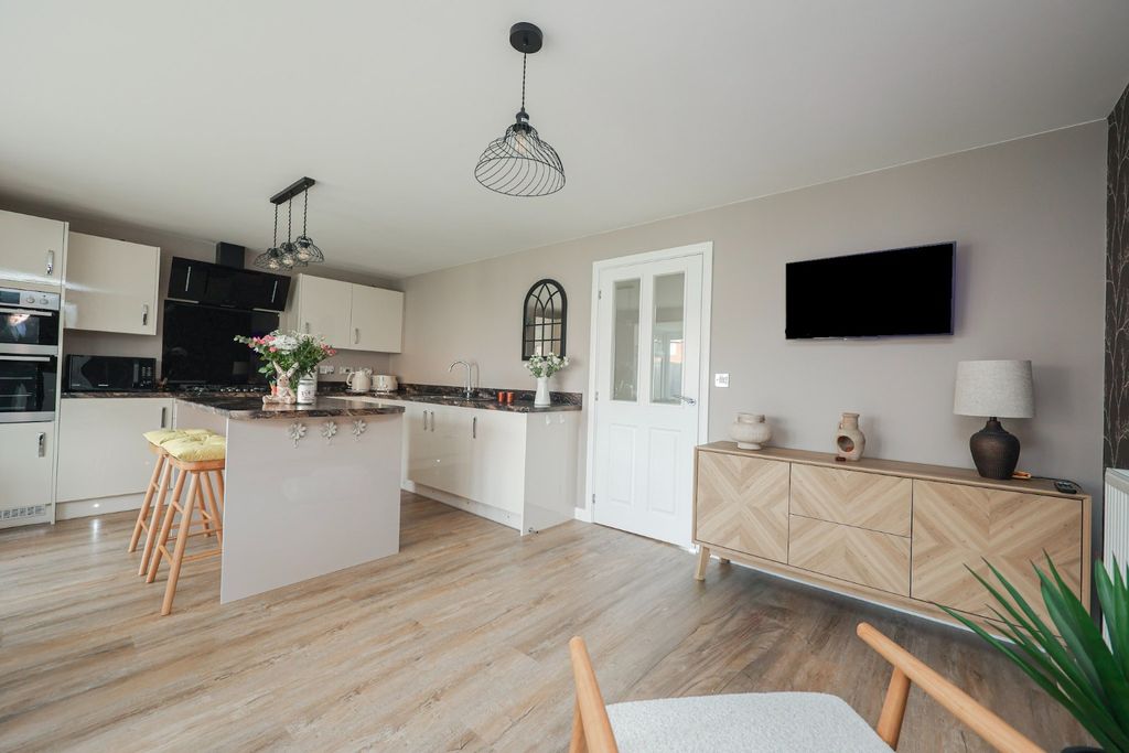 Property photo 3 of 28 4894234