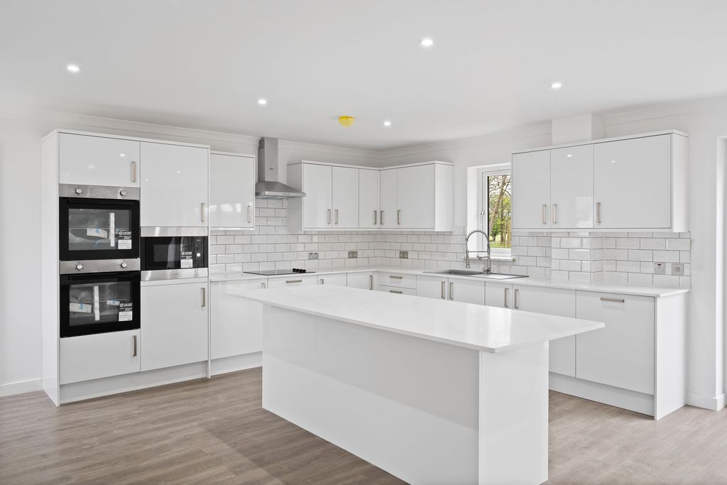 Property photo 2 of 42 Kitchen/Breakfasting Area
