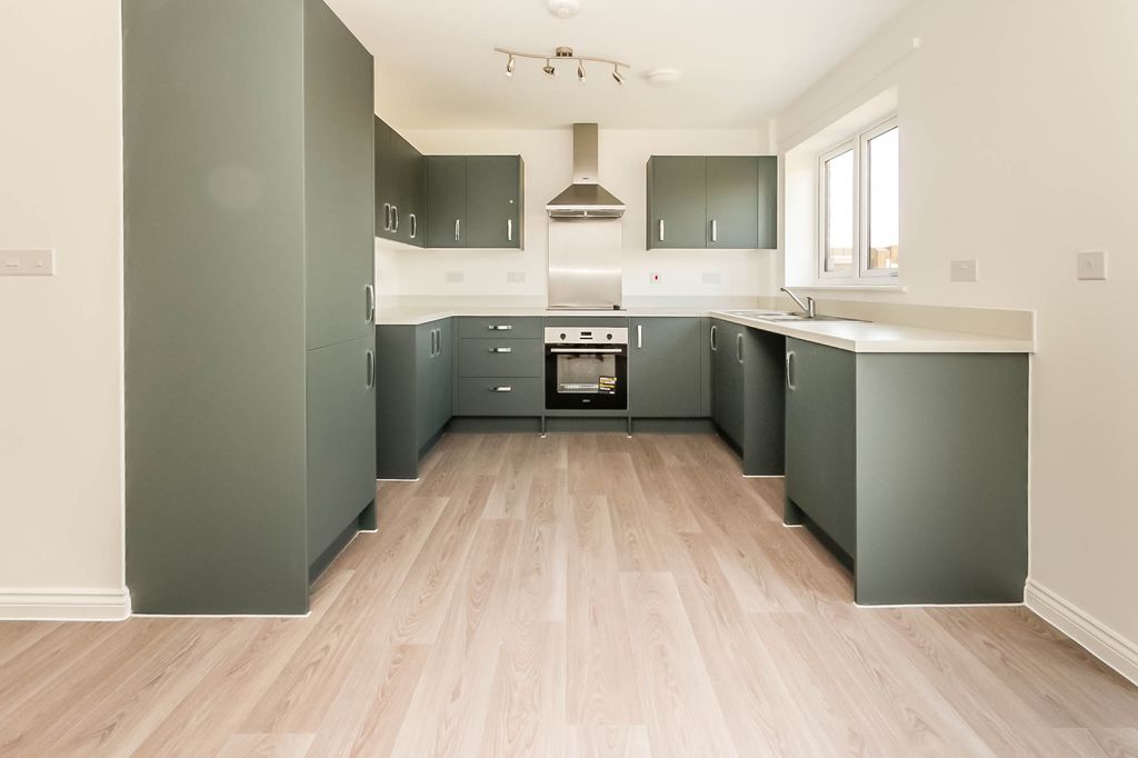 Property photo 3 of 10 Kitchen