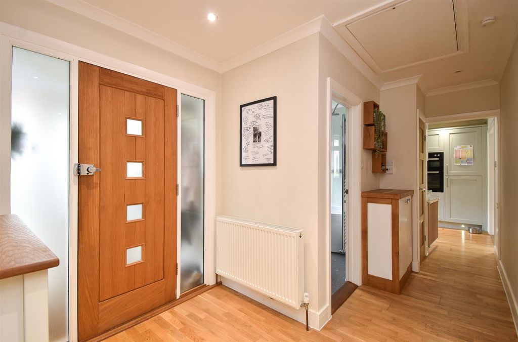 Property photo 3 of 22 Entrance Hall