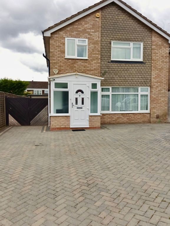 Property photo 1 of 11 Stunning & Spacious Four-Bedroom Detached Home With Huge Driveway & Garden