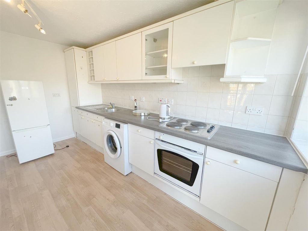 Property photo 2 of 6 Kitchen
