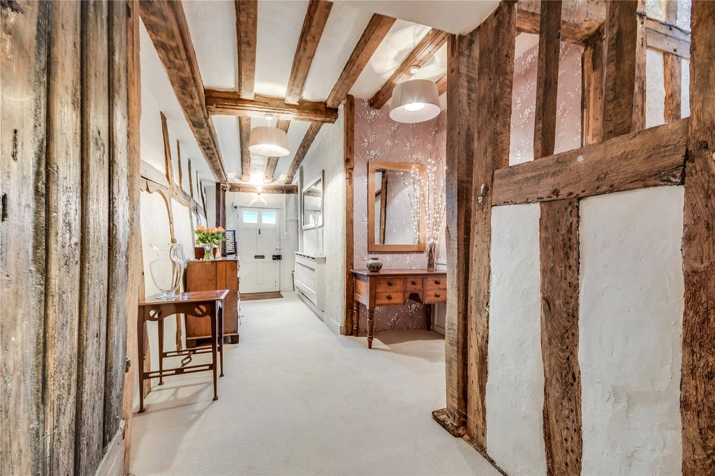 Property photo 3 of 21 Entrance Hall