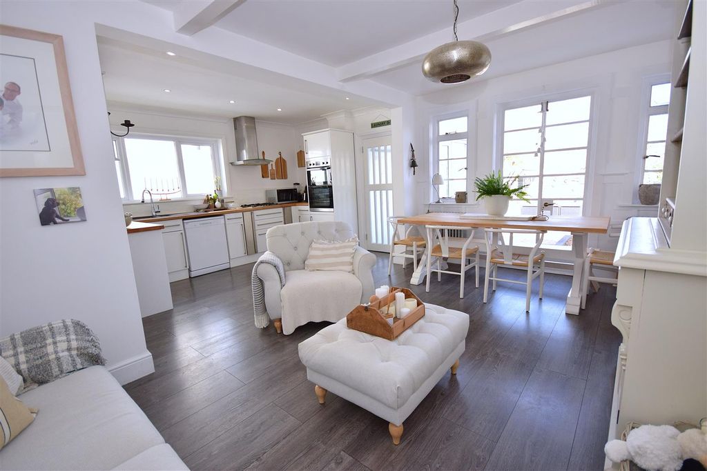 Property photo 2 of 31 Kitchen/Diner