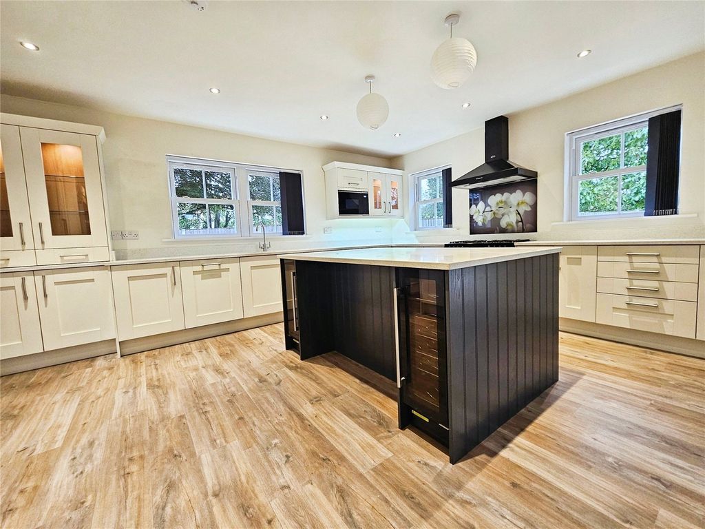 Property photo 2 of 28 Picture No. 50