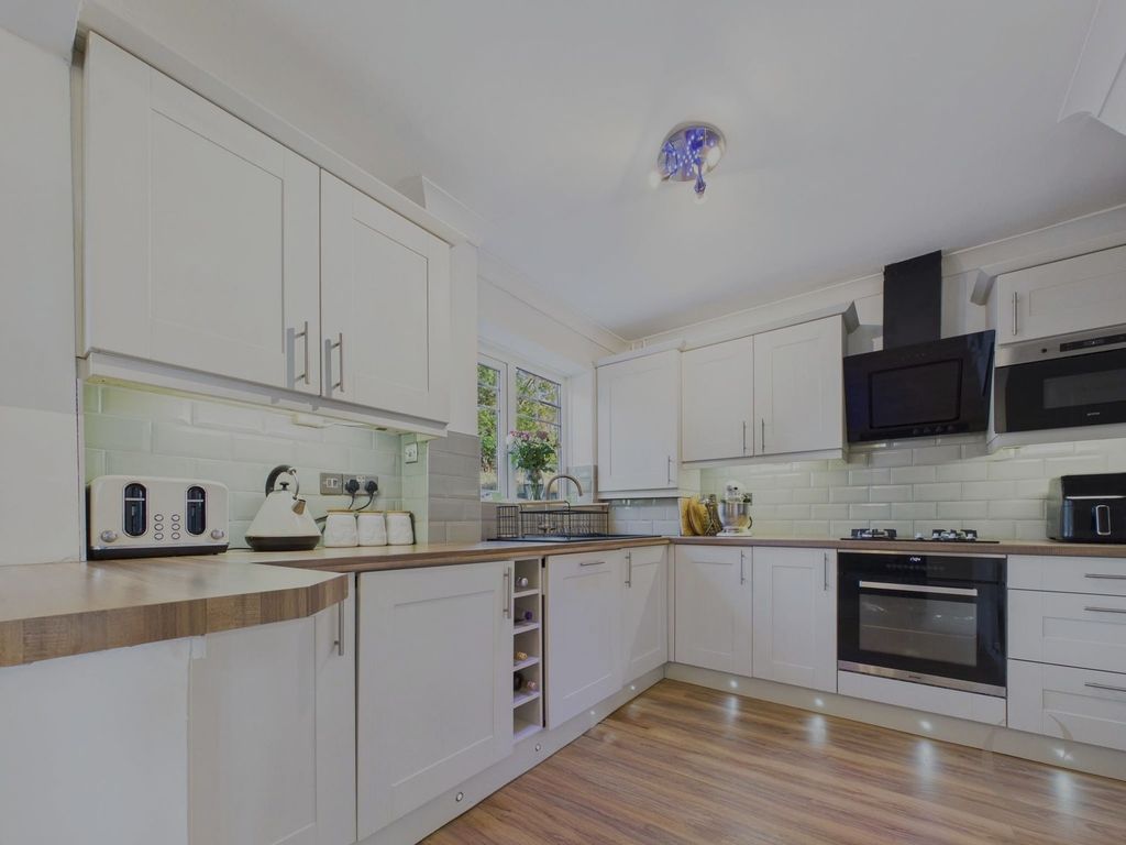 Property photo 3 of 25 Kitchen