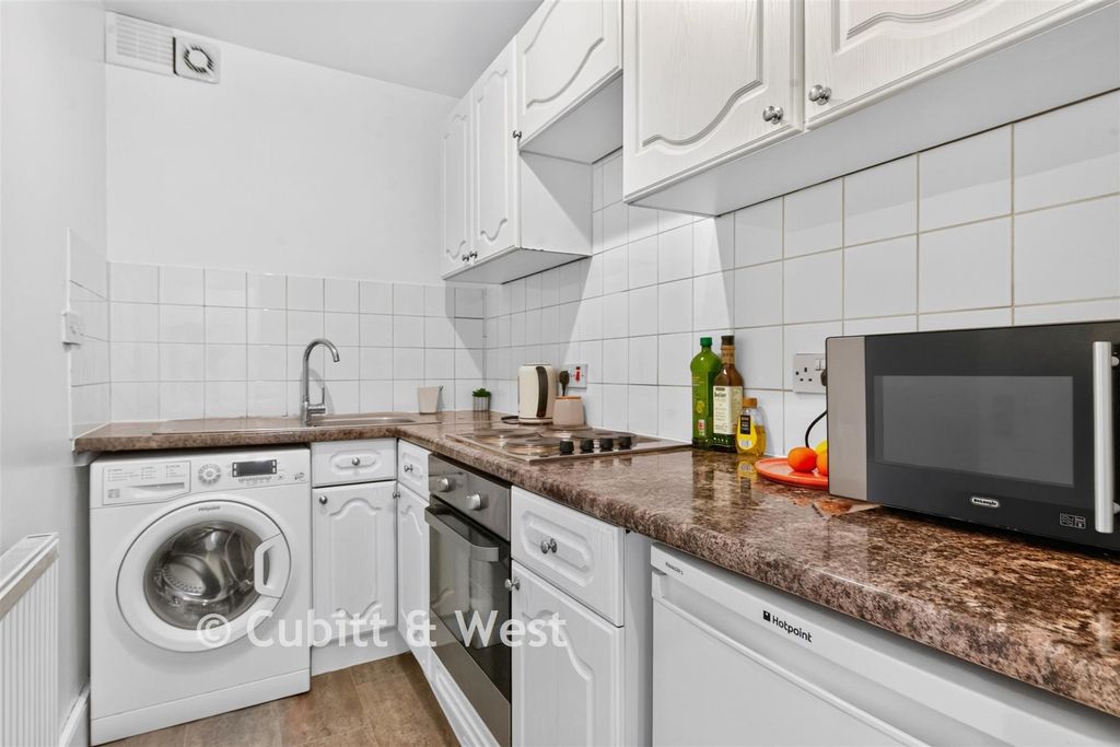 Property photo 3 of 9 Kitchen