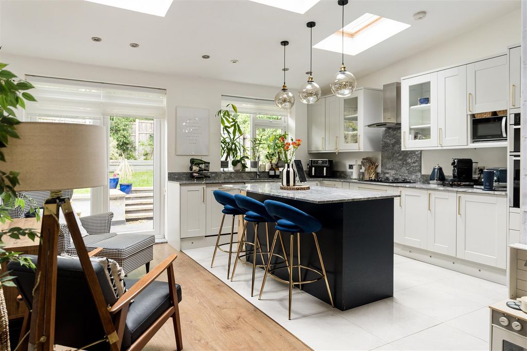 Property photo 3 of 40 Friday Hill West, E4