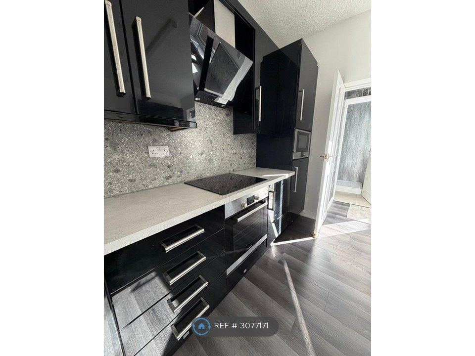 Property photo 3 of 10 Kitchen
