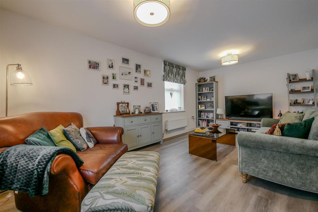 Property photo 3 of 11 Lounge