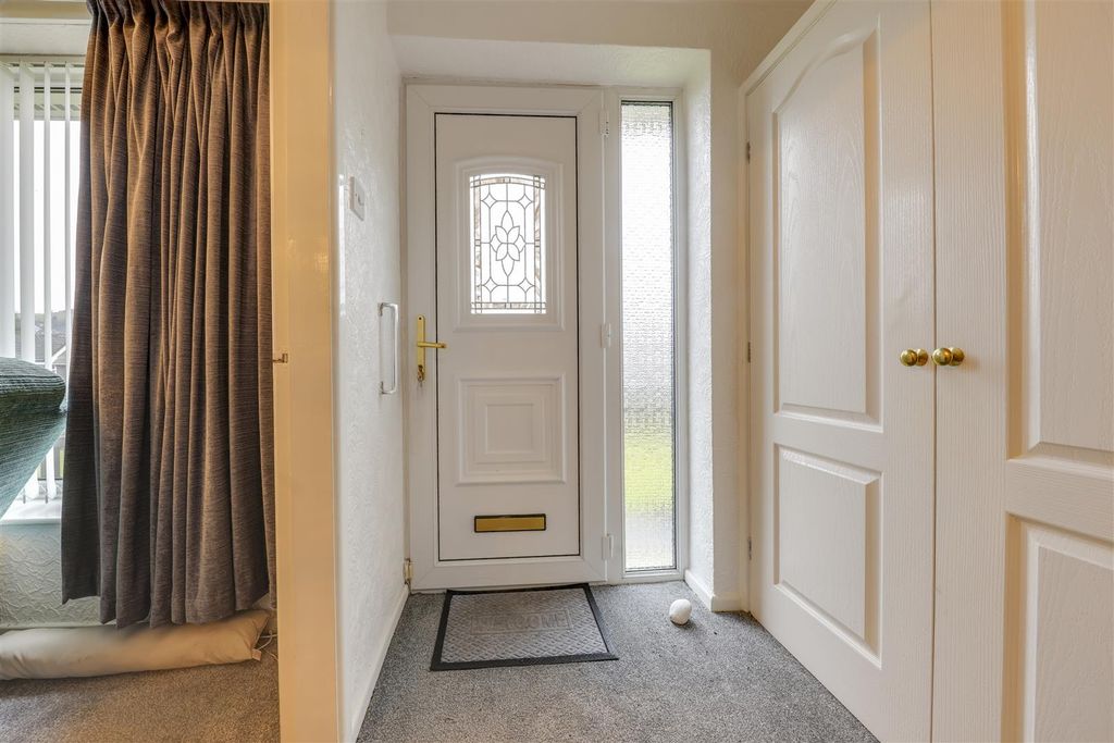 Property photo 3 of 16 Entrance Hall