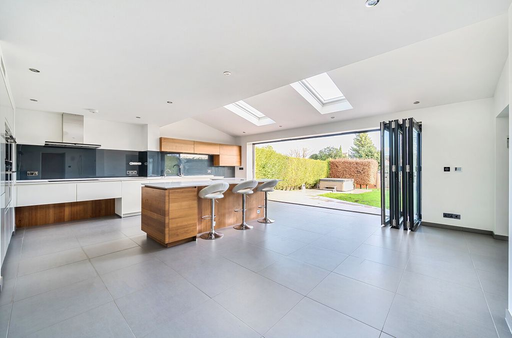 Property photo 2 of 25 1394157-1-694565B...