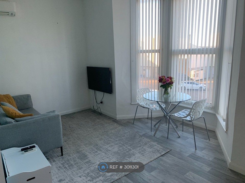 Property photo 1 of 8 Living Room