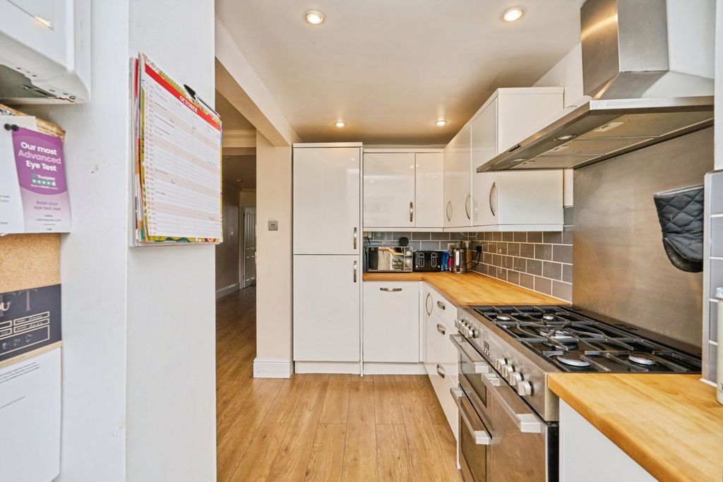 Property photo 3 of 17 Kitchen