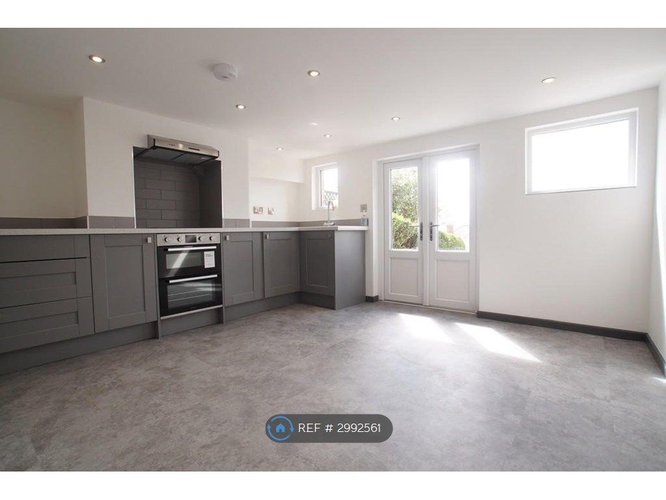 Property photo 3 of 11 Kitchen