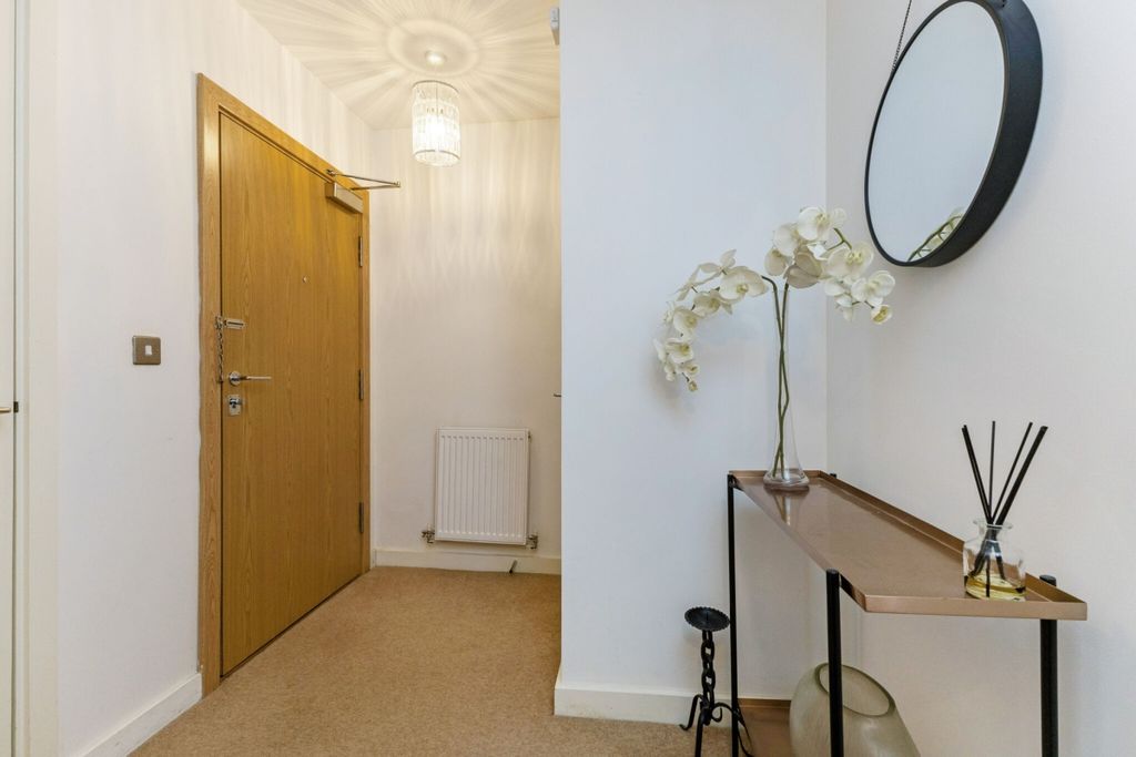 Property photo 2 of 7 Entrance Hall