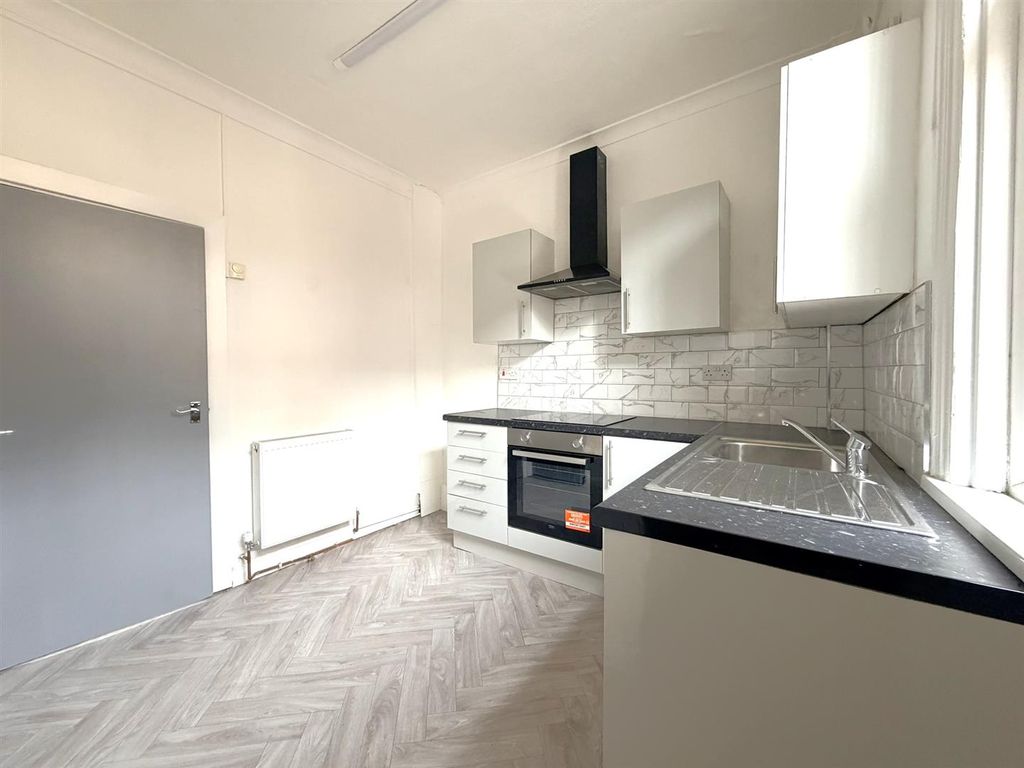 Property photo 2 of 11 Kitchen