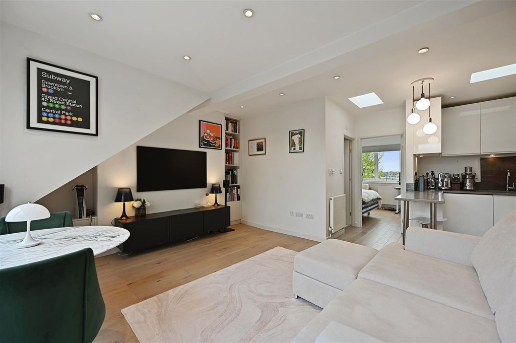 Property photo 1 of 8 Gratton Road