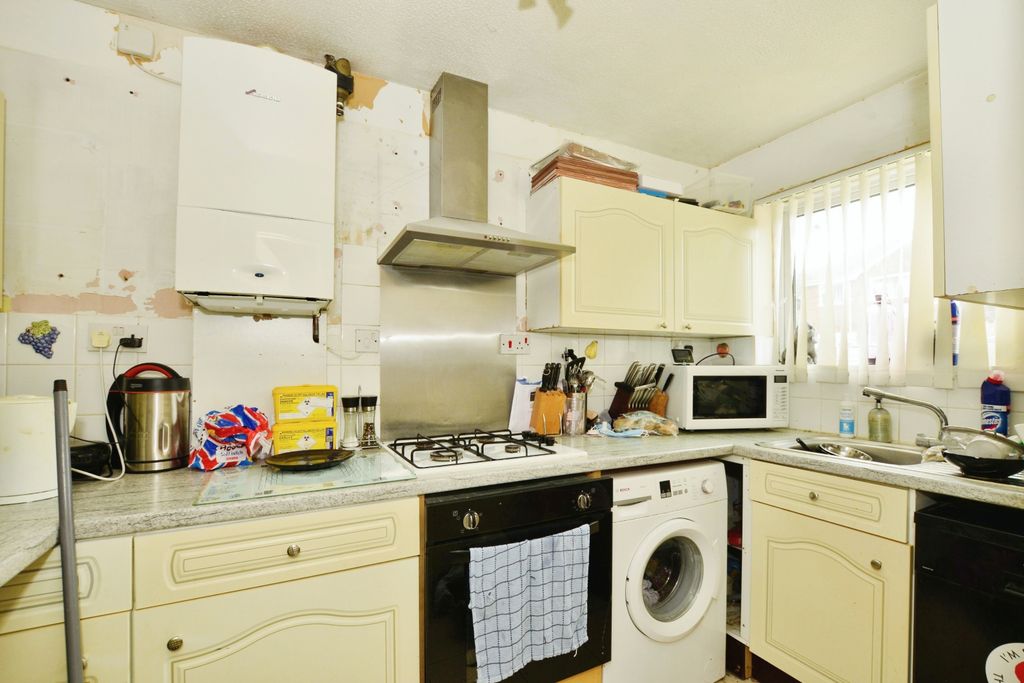 Property photo 3 of 11 Kitchen