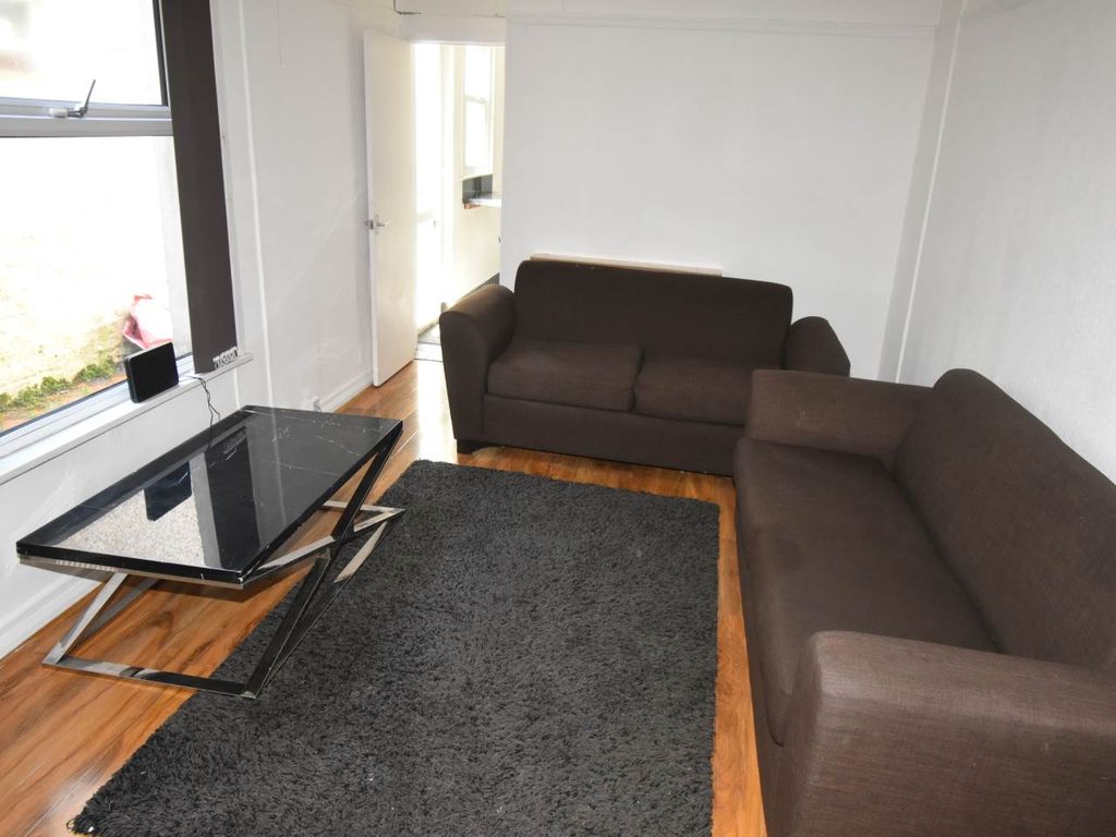 Property photo 3 of 9 Lounge