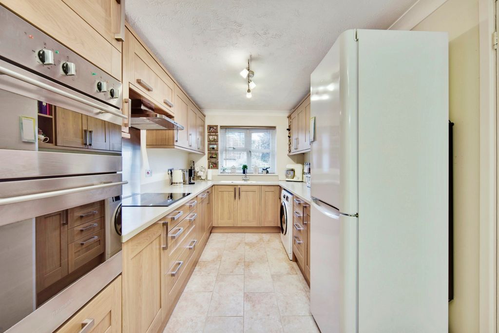 Property photo 3 of 18 Kitchen