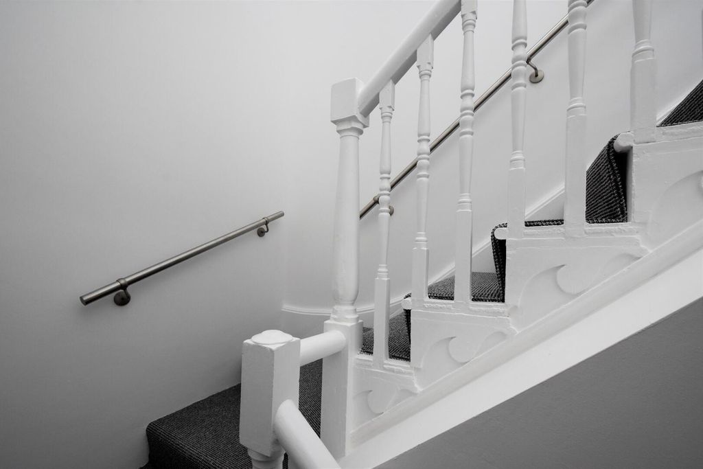 Property photo 2 of 11 Landing