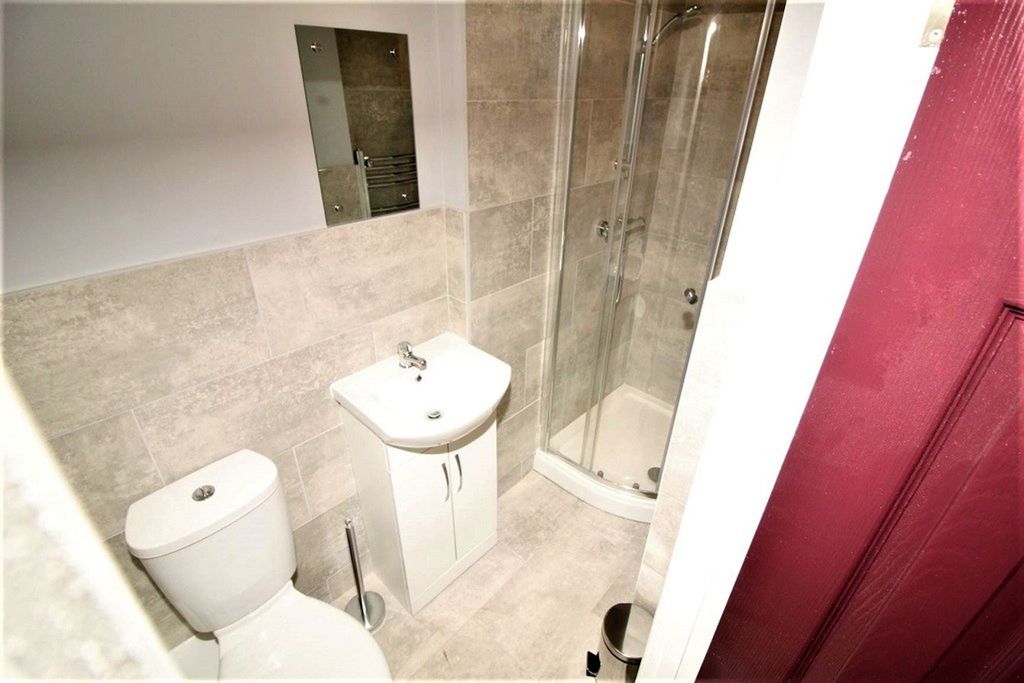 Property photo 2 of 9 En-Suite Shower Room