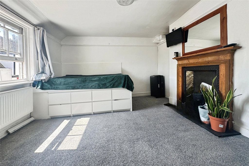 Property photo 2 of 5 Bedroom
