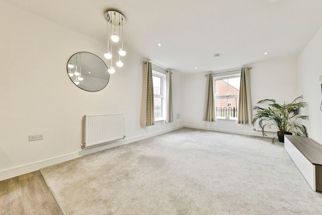 Property photo 3 of 18 Living Room