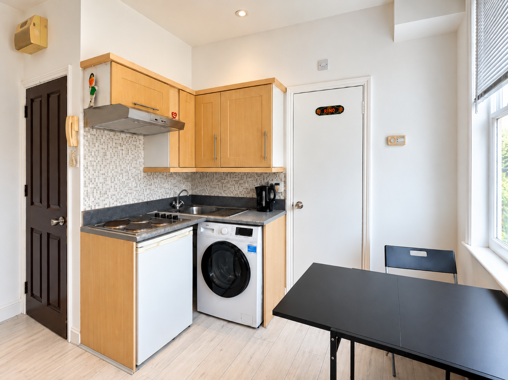 Property photo 3 of 7 Kitchenette
